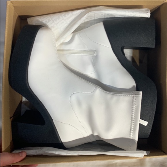 Steve Madden Luxurious Klayton White Black Heeled Boots New With Box Womans - Picture 4 of 5